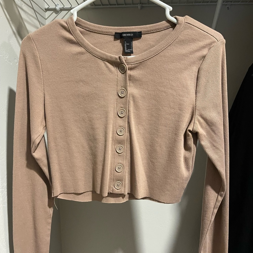 FOREVER 21 TAN LONG SLEEVE BUTTON DOWN CROP TOP. Size L but fits M. WORN ONCE.